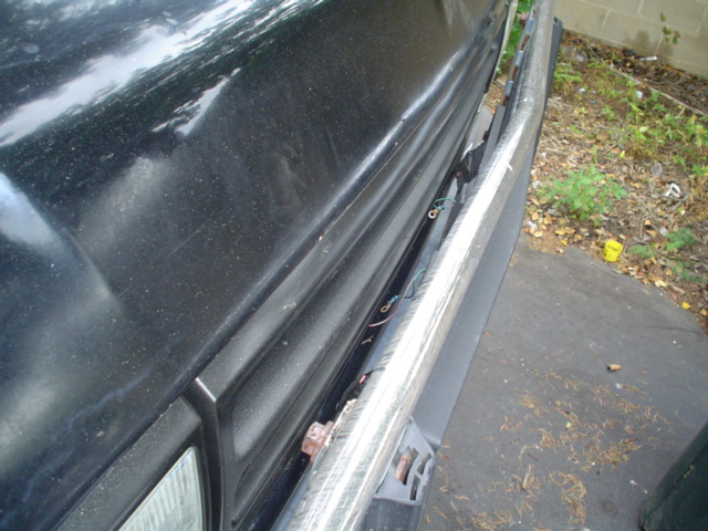 1988 Ford Bronco front fender and bumper damage