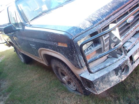 1983 Ford Bronco - I finally got up enough nerve to clean it out & wash the mud off, and found a flat.