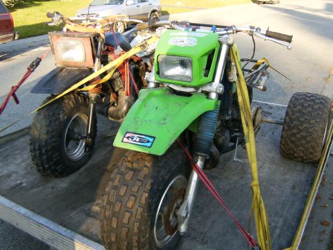 2000 Ford E350 - Two three-wheeled ATVs are being transported on a trailer.