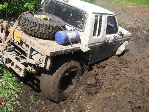 1990 Ford F-250 - Big mud hole
