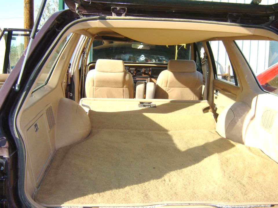 1984 Ford LTD interior cargo area and front seats