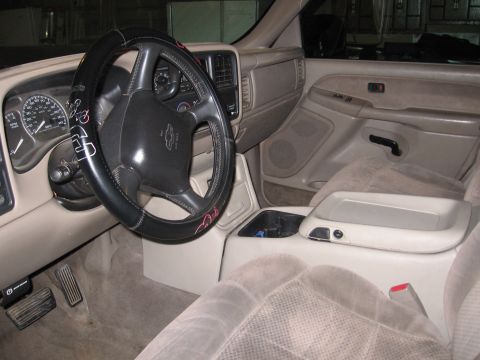 2001 Chevrolet Silverado 1500 - Interior view of a 2001 Chevrolet Silverado 1500, highlighting the dashboard and console area.