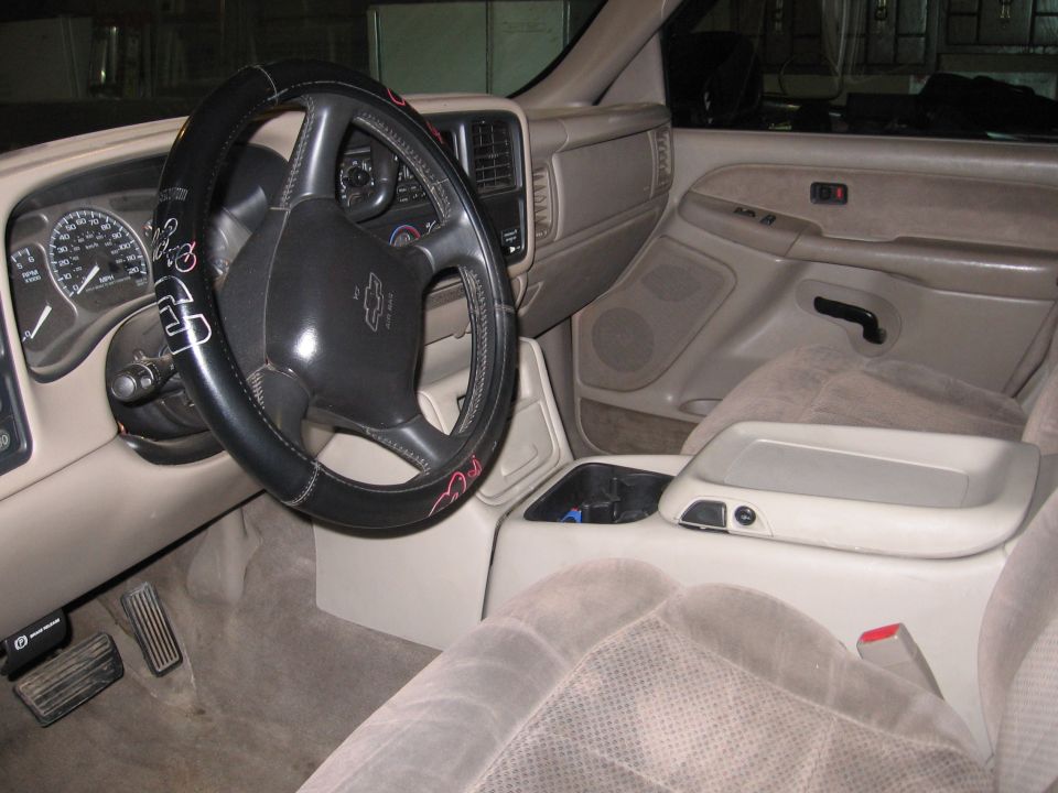 2001 Chevrolet Silverado 1500 interior showing dashboard, steering wheel, center console, and seats