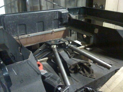 1994 Jeep YJ - The interior of a Jeep chassis shows custom suspension work and metal bracing, with a Supermotors.net watermark visible.