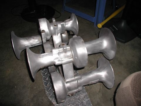 2000 Ford Excursion - my air horns right off of a freight train