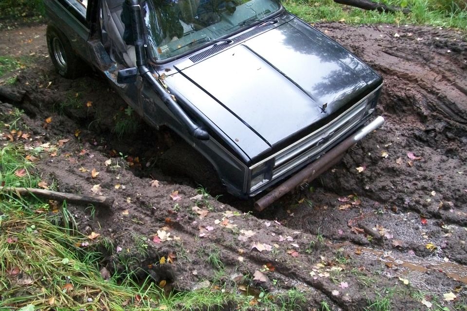 1988 Chevrolet Blazer stuck in mud, front 3/4 view