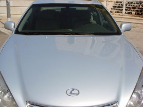 2002 Lexus ES 300 - The front of a silver 2002 Lexus ES 300 is captured in this image, highlighting its distinctive grille and emblem.