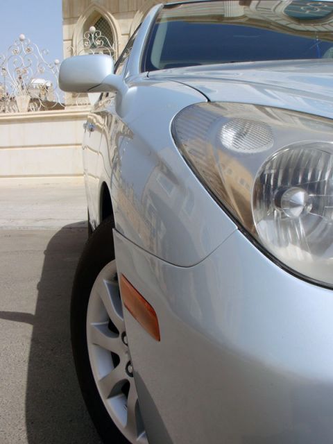 2002 Lexus ES 300 - Front quarter panel and headlight of a silver 2002 Lexus ES 300.