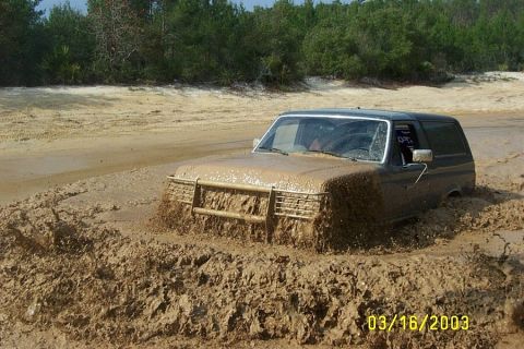 1991 Ford Bronco - Mud hole action