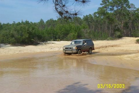 1991 Ford Bronco - Going into the mud