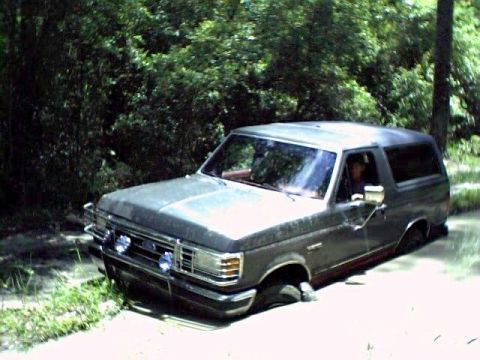 1991 Ford Bronco - In Richloam, got a tire stuck on the front tire.