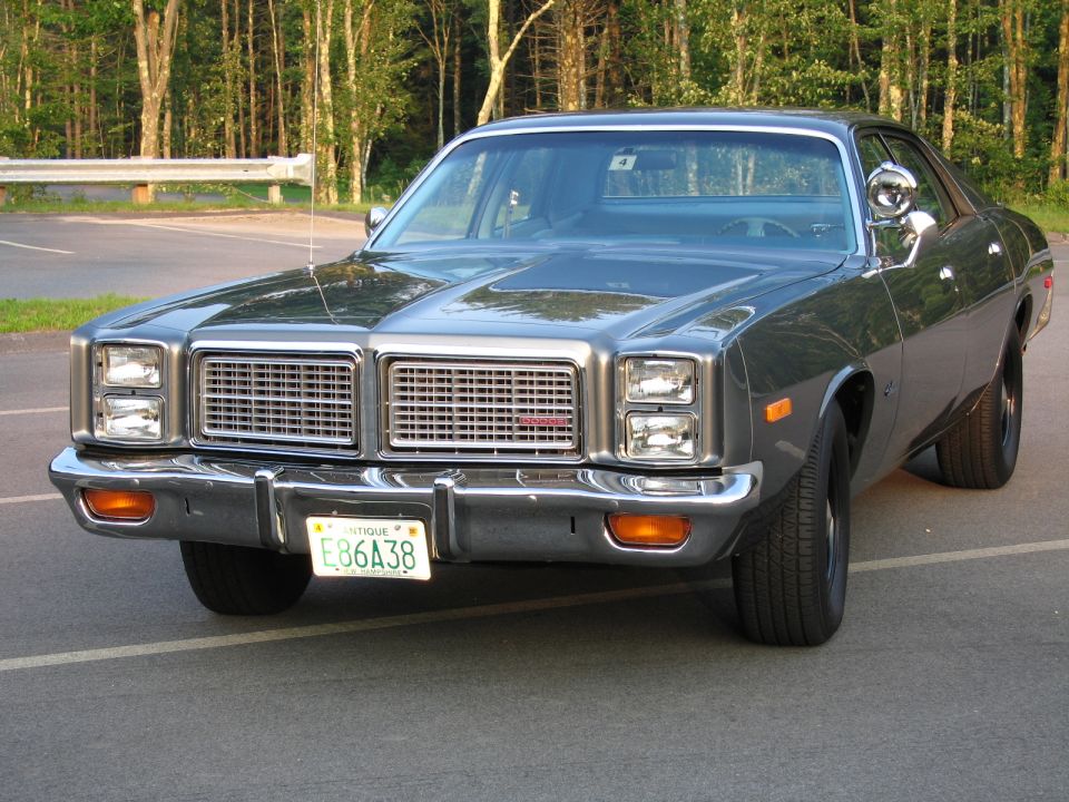 1977 Dodge Monaco front view with antique license plate E86A38