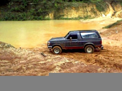 1991 Ford Bronco - Going through the unknown claypit.