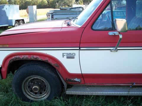 1988 Ford F-150 - This Ford F-350 Diesel shows rust damage on the front fender and lower body panel.