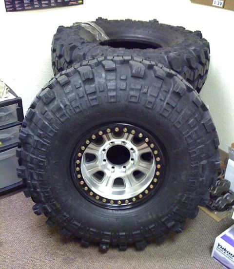 1978 Ford Bronco - New shoes 42x15x17 Interco Super Swamper SX-II on Raceline Monster 32-bolt beadlock