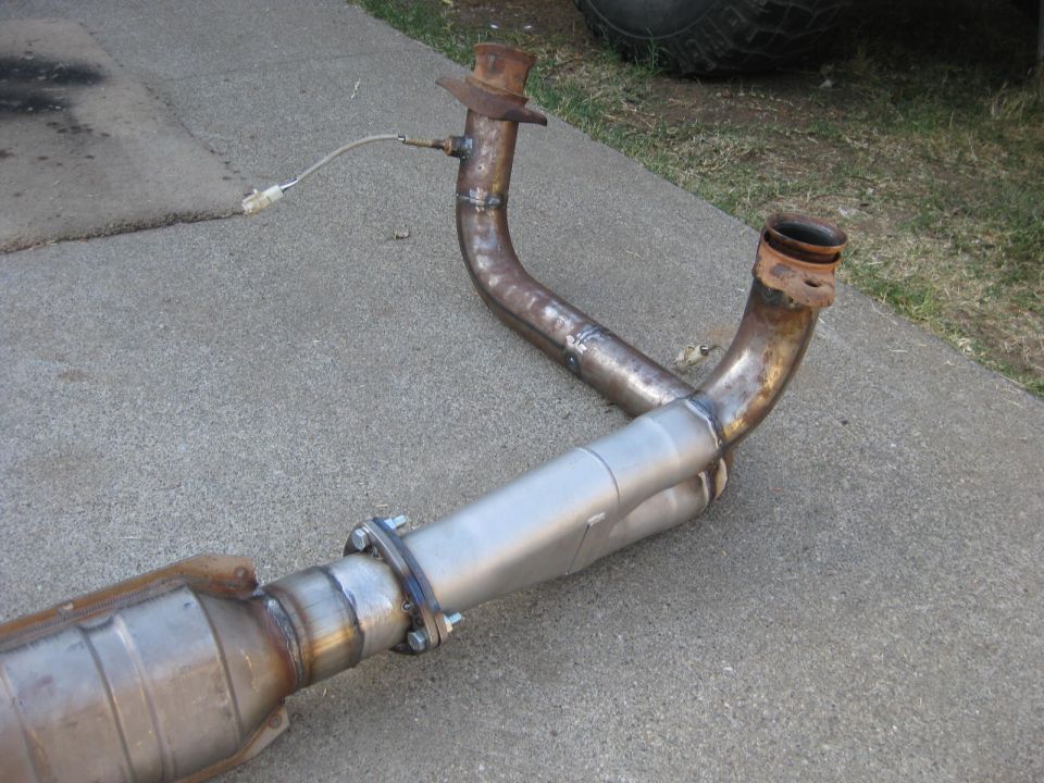 Exhaust y-pipe with catalytic converter and oxygen sensor