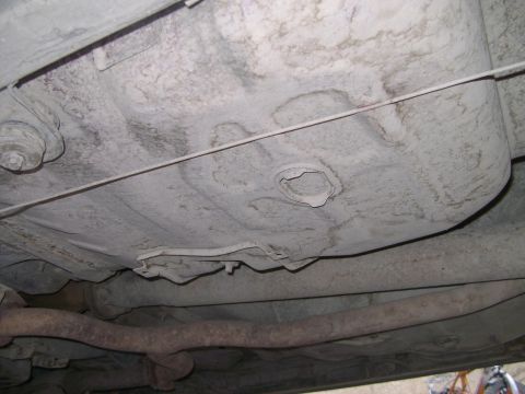 1998 Ford Crown Victoria - Underside view of a vehicle's fuel tank and exhaust system, with a watermark at the bottom right.
