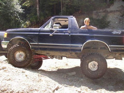 1988 Ford Bronco - This 1988 Ford Bronco is equipped for off-road adventures on a rough terrain.