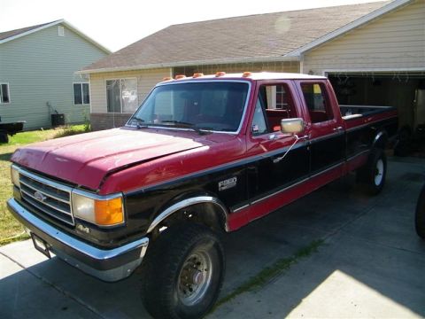 1990 Ford F-350 - This 1990 Ford F-350 crew cab pickup truck has a two-tone paint scheme.