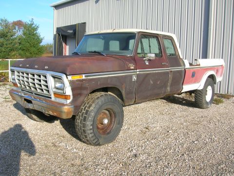 1975 Ford F-250 - This 1975 Ford F-250 crew cab pickup shows significant rust and wear.