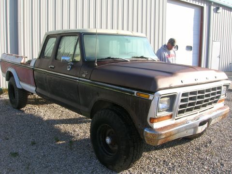 1975 Ford F-250 - This 1975 Ford F-250 pickup truck features a crew cab and a long bed, parked outdoors.