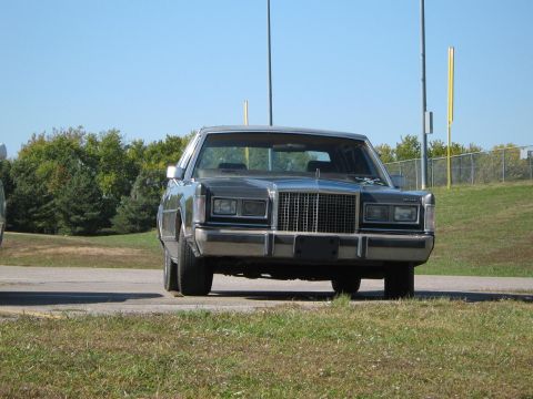 2000 Mercury Grand Marquis - This sedan's grille and headlight design suggest an earlier model year than claimed.