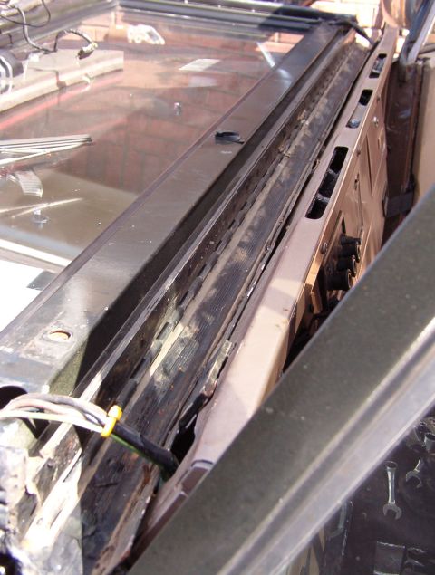 1975 Ford Bronco - There's a lot of dirt on the lower hinge plate, but the real problem is between that plate & the top of the firewall.