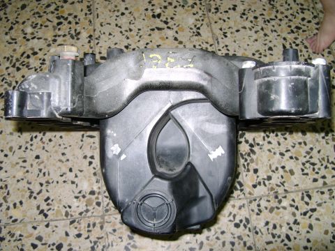 1998 Ford Crown Victoria - Plastic intake manifold with yellow markings '1962' visible. The registry label of 1998 Ford Crown Victoria is likely incorrect.