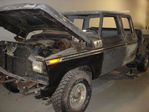 1979 Ford F-250 - This 1979 Ford F-250 Crewcab is in a workshop, showing its engine with the hood open, indicating it is undergoing repairs.