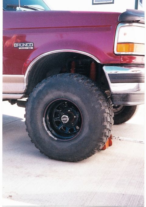1996 Ford Bronco - Test fitting some 35's. They will fit but bumper mod's would be required