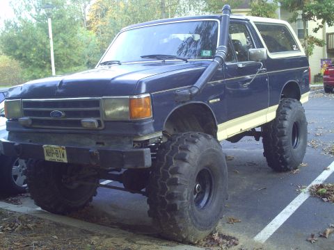 1990 Ford Bronco - This lifted 1990 Ford Bronco features a snorkel and aggressive off-road tires.