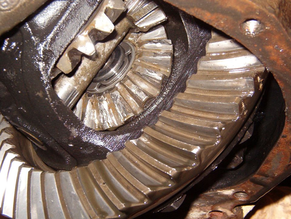The E-ring barely visible on the end of the axleshaft is what makes this job a pain.  This time, I just unclamped the boot from the far R shaft and pulled the slip joint apart.

See the NEXT few pics...