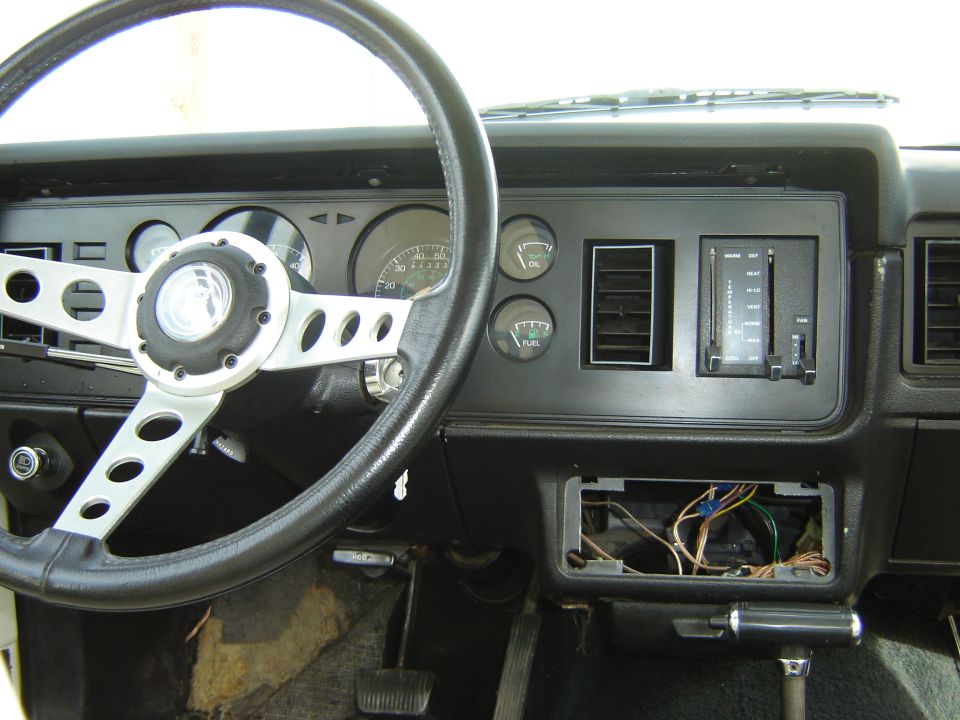 cool dash but to bad some cut the radio part up.