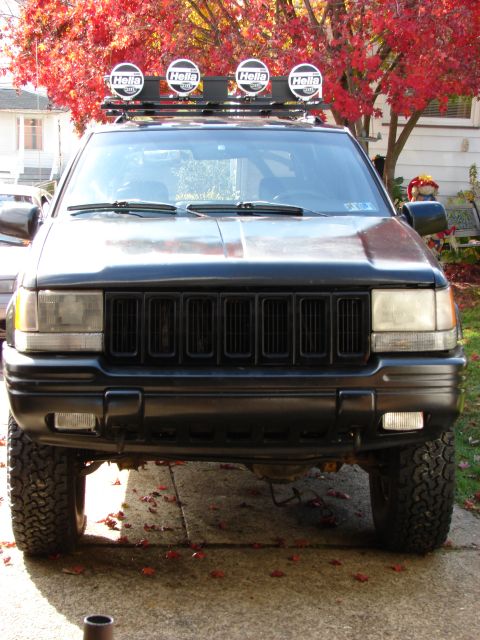 1996 Jeep Grand Cherokee - Front view of a 1996 Jeep Grand Cherokee equipped with a roof rack and auxiliary lights.