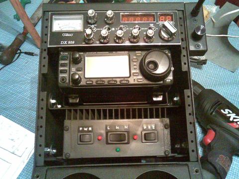 2003 Ford Crown Victoria - maplight, Galaxy DX959, 706 MKII-G and an amp mounted in the box