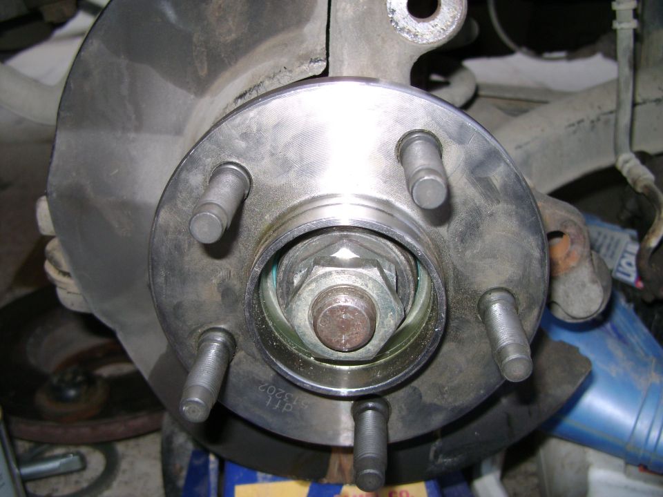 Wheel hub assembly with five lug studs and a large central nut
