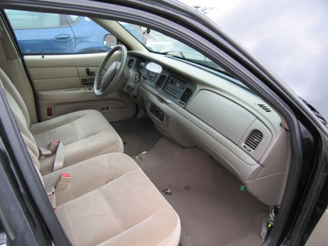1991 Ford LTD Crown Victoria - Interior view of a car, with a blue vehicle visible outside.