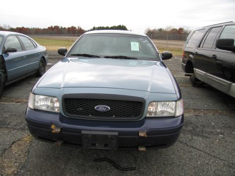 1991 Ford LTD Crown Victoria - Front view of a Ford Crown Victoria, parked next to other vehicles.