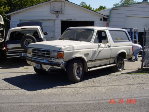 1987 Ford Bronco - Looking pretty rough!!