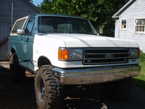 1989 Ford Bronco - This lifted 1989 Ford Bronco features a two-tone paint scheme and aggressive off-road tires.
