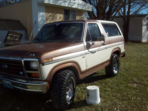1985 Ford Bronco - This two-tone Ford Bronco appears to be from the late 1970s, not a 1985 model.
