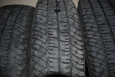 2000 Land Rover Range Rover - A close-up view of three tires, showing their tread patterns. The Supermotors.net logo is visible in the lower right corner.