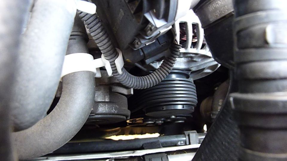 Engine belt and pulley system with ribbed pulley