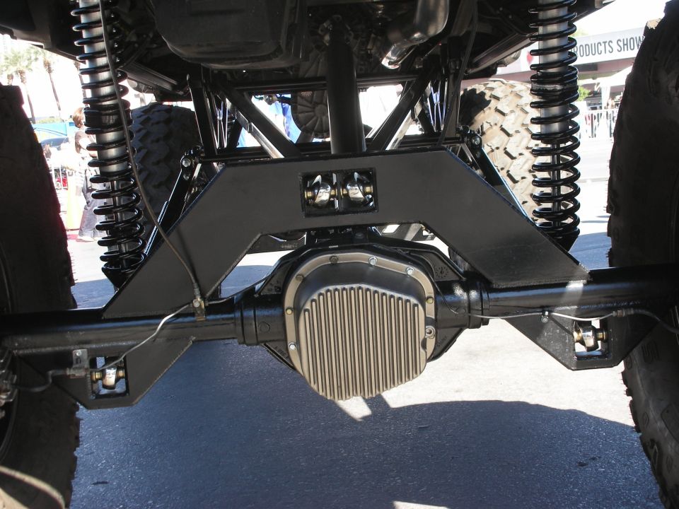 Rear axle and suspension of a lifted vehicle with large tires