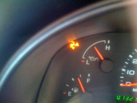 1995 Ford Bronco - The oil pressure and ABS warning lights are on in this vehicle's dashboard.