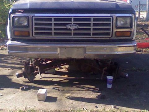 1986 Ford Bronco - Front view nothing holding it in but the center brackets