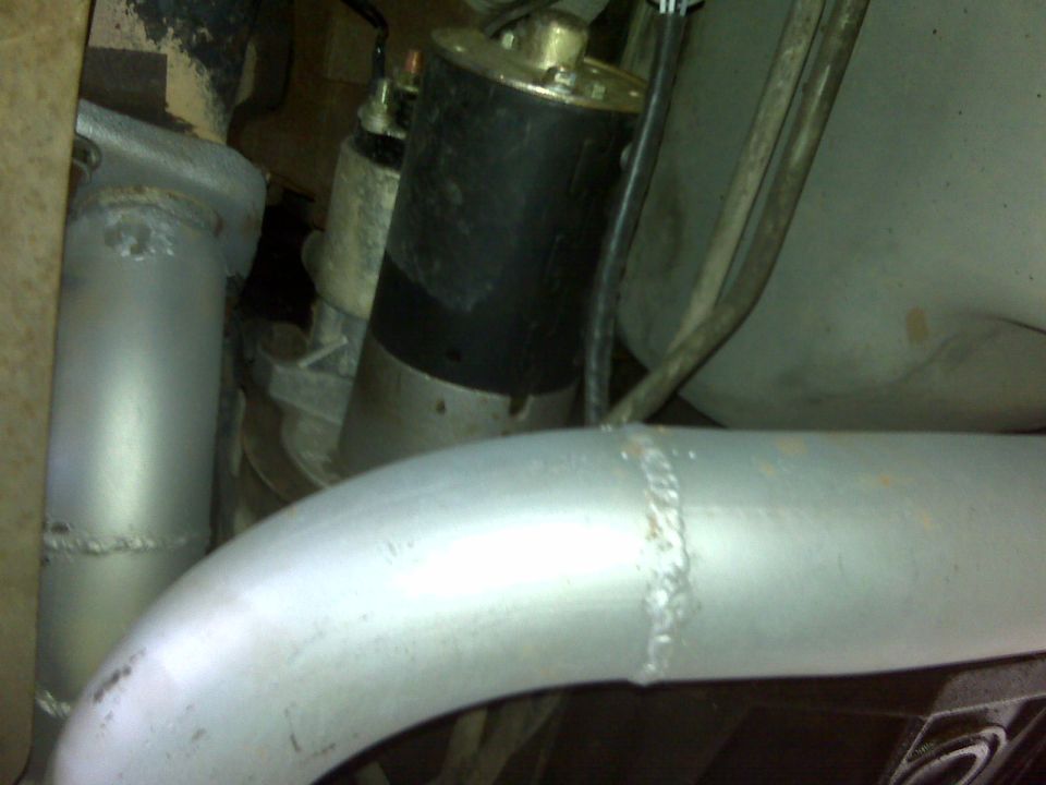 Starter motor and exhaust pipe