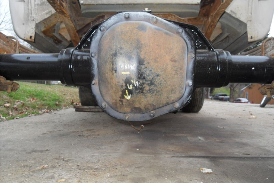 Rear axle differential cover with yellow markings and an arrow