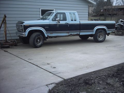 1954 Ford F-100 - Here's the truck that is donating it's 351W/NP435 to my 54. It's a 84 F250 extended cab 4x4. And most likely the chassis.