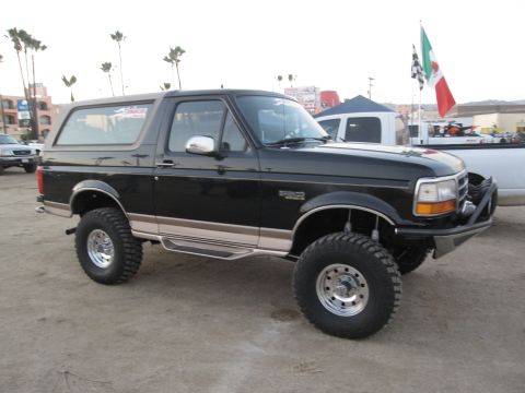 1986 Ford Bronco - This lifted black Ford Bronco appears to be from the 1992-1996 generation, not the 1986 model claimed by the registry.